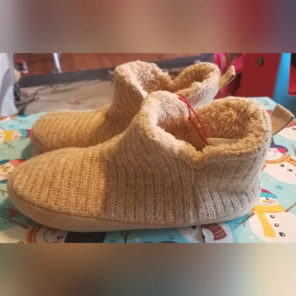 NWT Dearfoam Slippers Size 7-8 - Picture 2 of 8